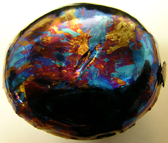 File:Hafnium lump thin film effects.jpg