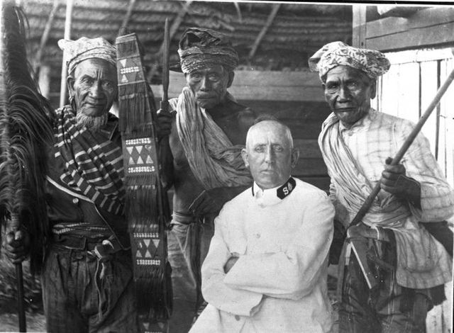 File:COLLECTIE TROPENMUSEUM Een kommandant van het Leger des Heils poseert voor de fotograaf met drie Toradja mannen in traditioneel krijgscostuum Celebes TMnr 60011683.jpg